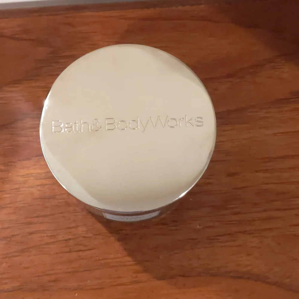 Merry Mistletoe 3 Wick Candle Bath & Body Works - Picture 4 of 7